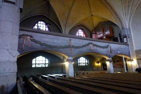 je vyzdobena nahými chlapci